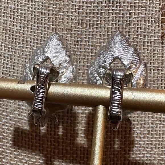 Vintage Signed Sarah Coventry Rhinestone Brushed Silver Tone Clip on Earrings - Picture 4 of 7